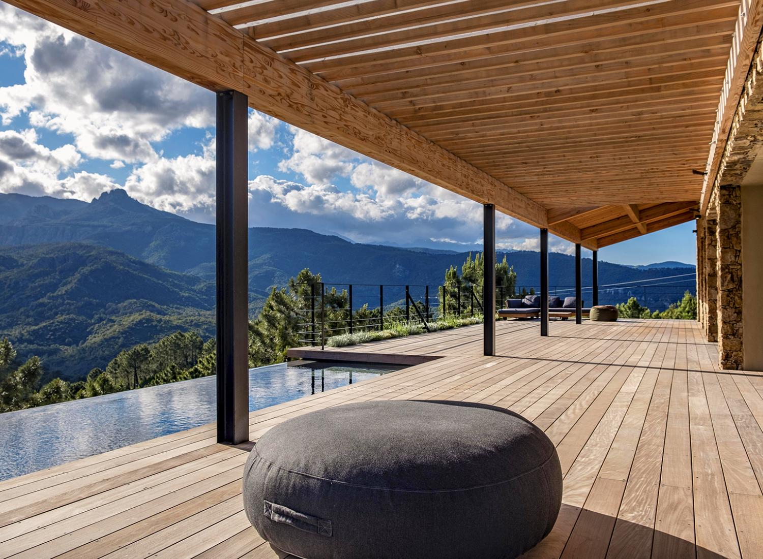 Terrasse ensoleillé, piscine à débordement et assises type Fatboy - Villa Nature - Espaces extérieurs